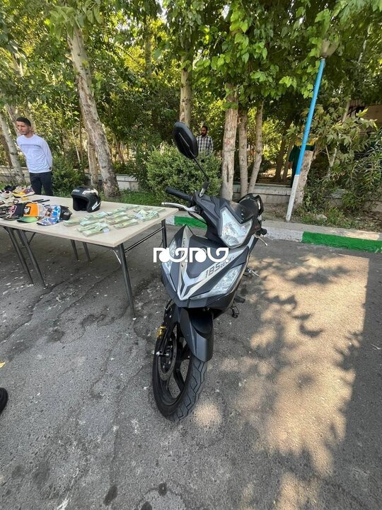 تصاویری از وسایل کشف شده از موبایل قاپ تهران و همدستش