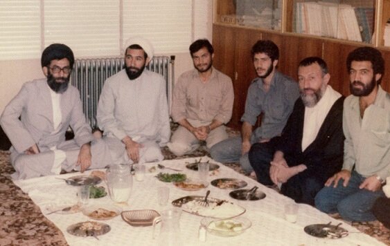 عکس جالب از رهبر انقلاب در کنار دو رفیق شهیدشان در روزهای بسیار دور