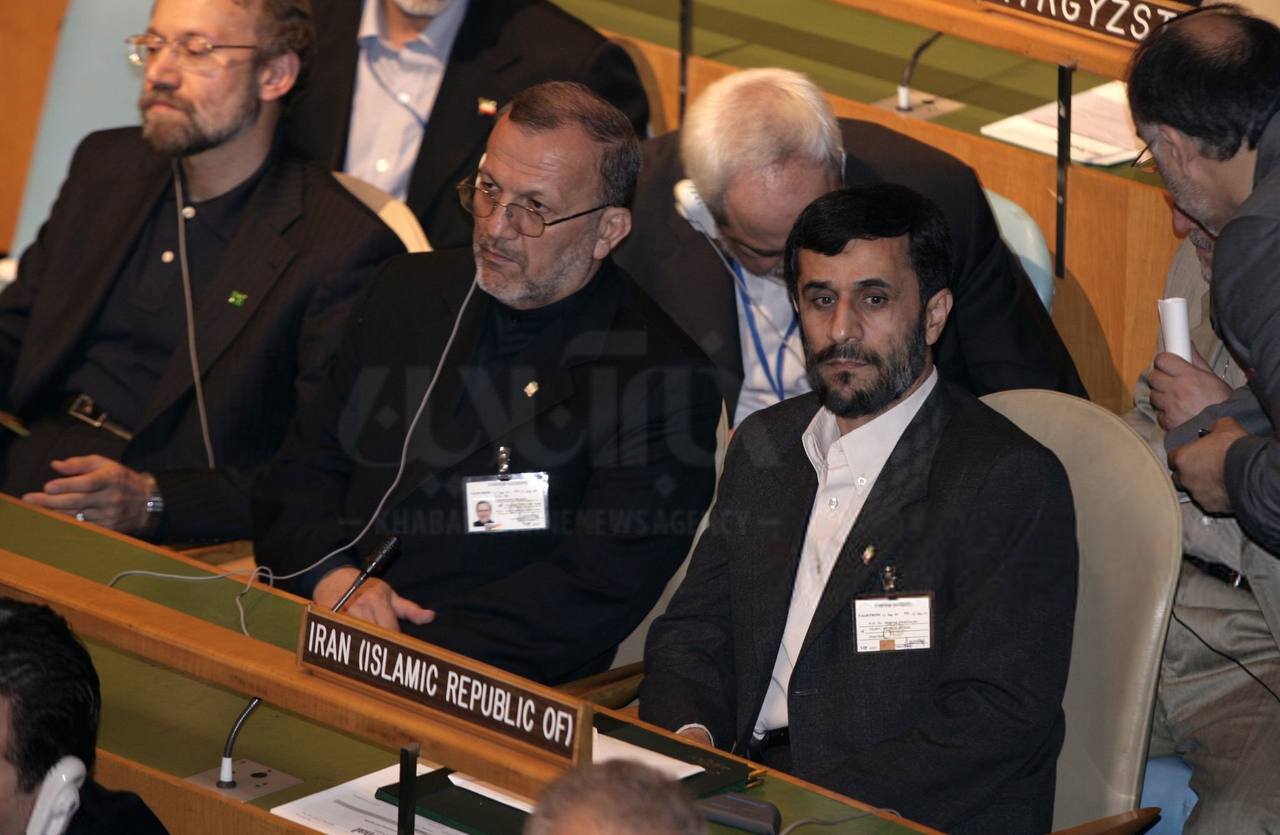 عکس | احمدینژاد شانهبهشانه منوچهر متکی و علی لاریجانی؛ ظریف در ردیف پشت!