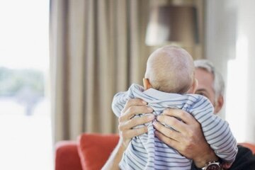 سن بالای پدر چه خطراتی برای جنین دارد؟ سن بالای پدر چه خطراتی برای جنین دارد؟