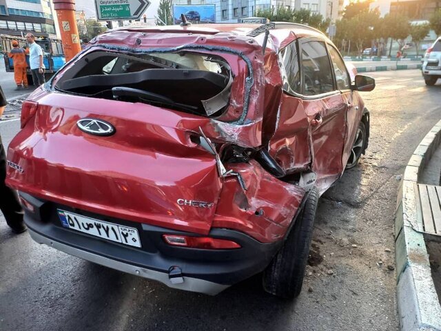 تصادف مرگبار در خیابان اندرزگو / عکس 2