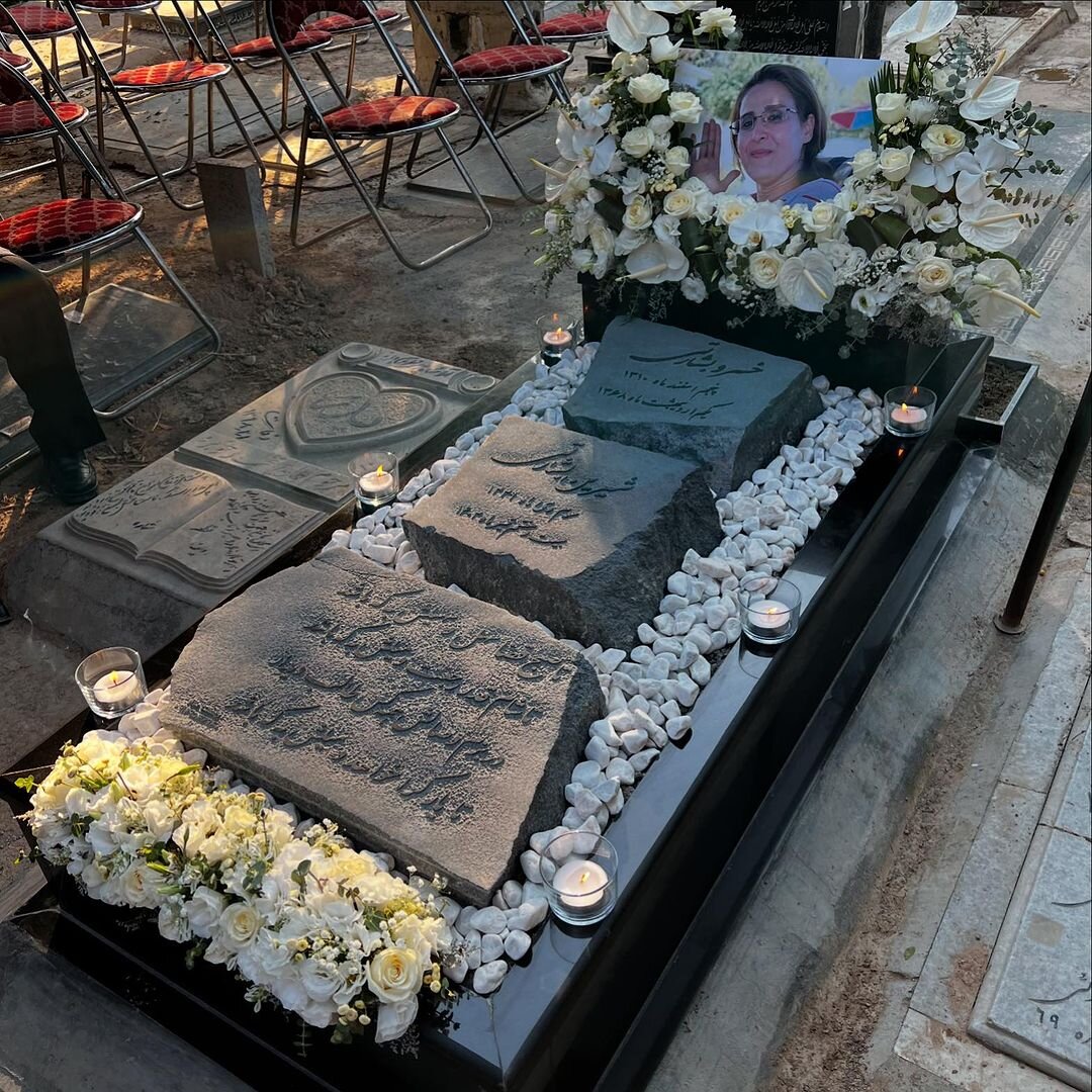 عکس | تصویری از سنگ قبر متفاوت مادر حمید گودرزی؛ پست تلخ آقای بازیگر در چهلمین روز درگذشت مادرش