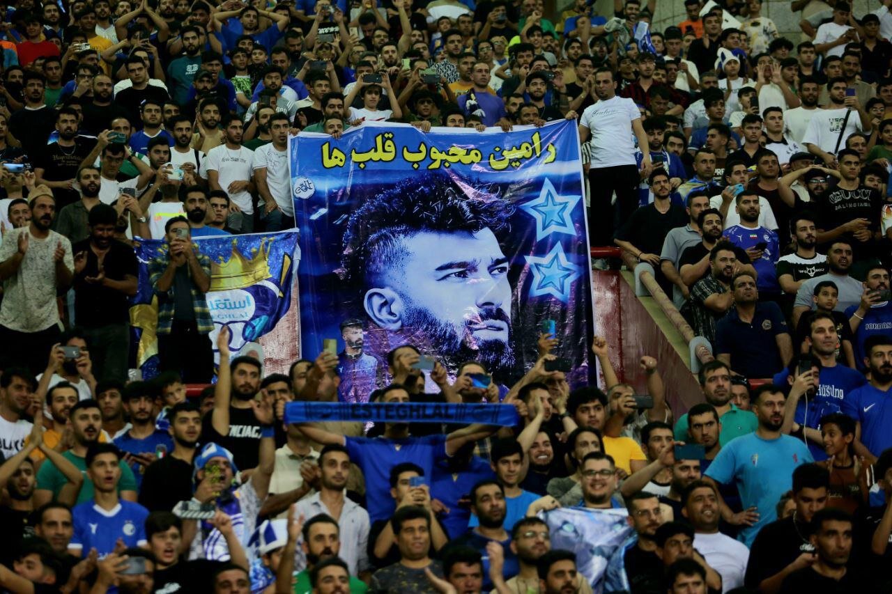 عکس | محبوبیت فوقالعاده رضاییان؛ بنر استقلالیها برای یاغی