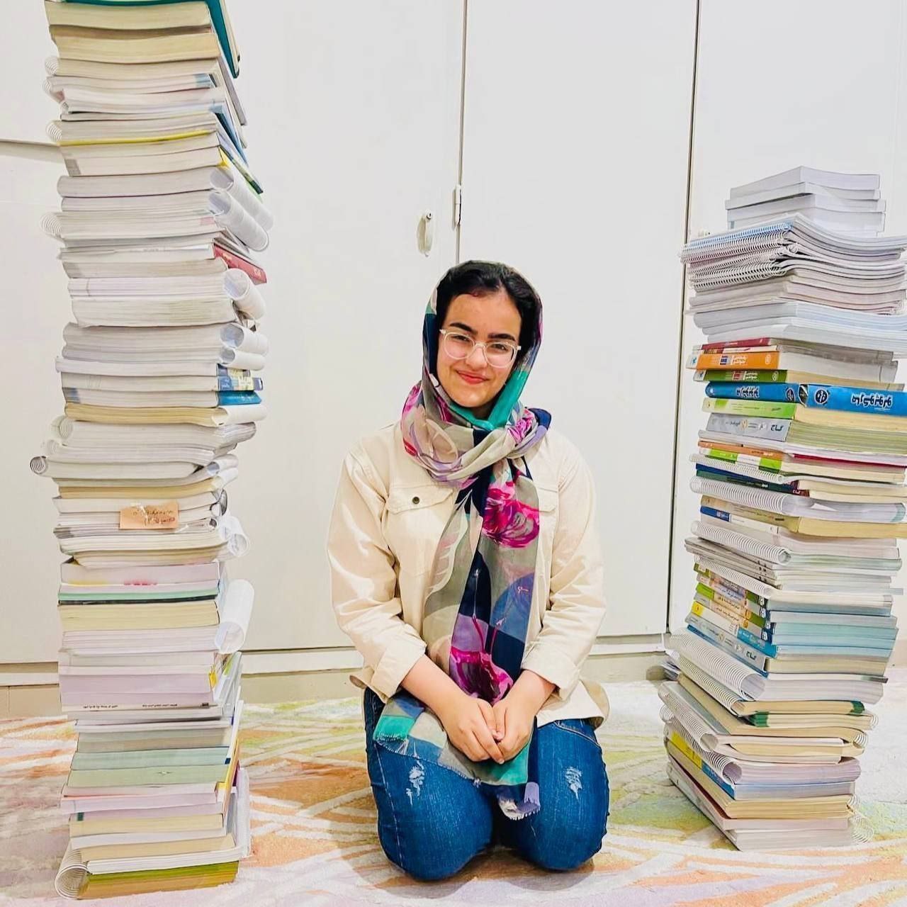 این دختر نفر اول کنکور تجربی امسال شد؛ تعداد کتابهایش کم مانده به سقف برسد/ عکس