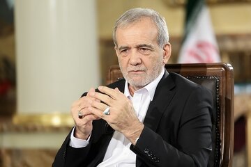 تحلیل نخستین گفتگوی تلویزیونی پزشکیان / او پایش را روی پوست خربزه های صداوسیما نگذاشت