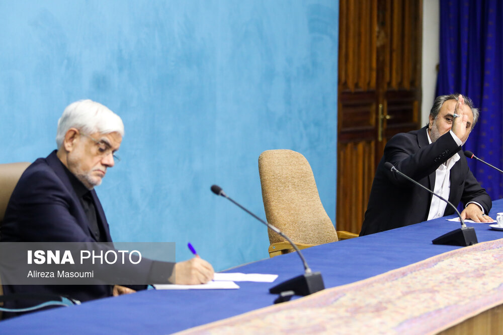 قابهایی متفاوت از مراسم تودیع و معارفه معاون حقوقی رئیس جمهوری/ دقت محمد دهقان درباره هدیه پایان کارش