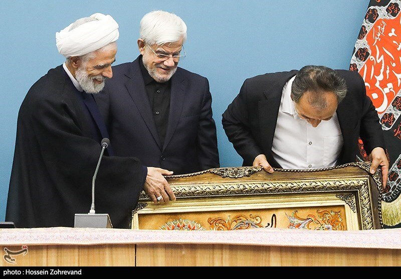 قابهایی متفاوت از مراسم تودیع و معارفه معاون حقوقی رئیس جمهوری/ دقت محمد دهقان درباره هدیه پایان کارش