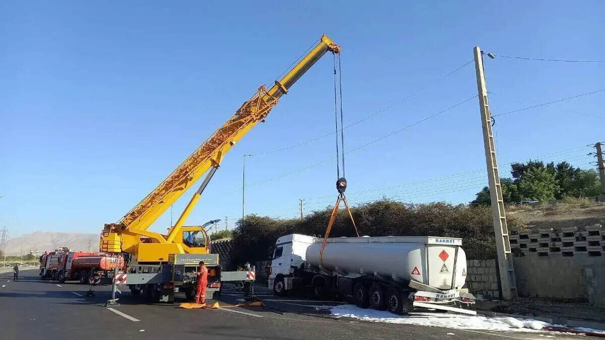 واژگونی تانکر سوخت در بزرگراه آزادگان/عکس