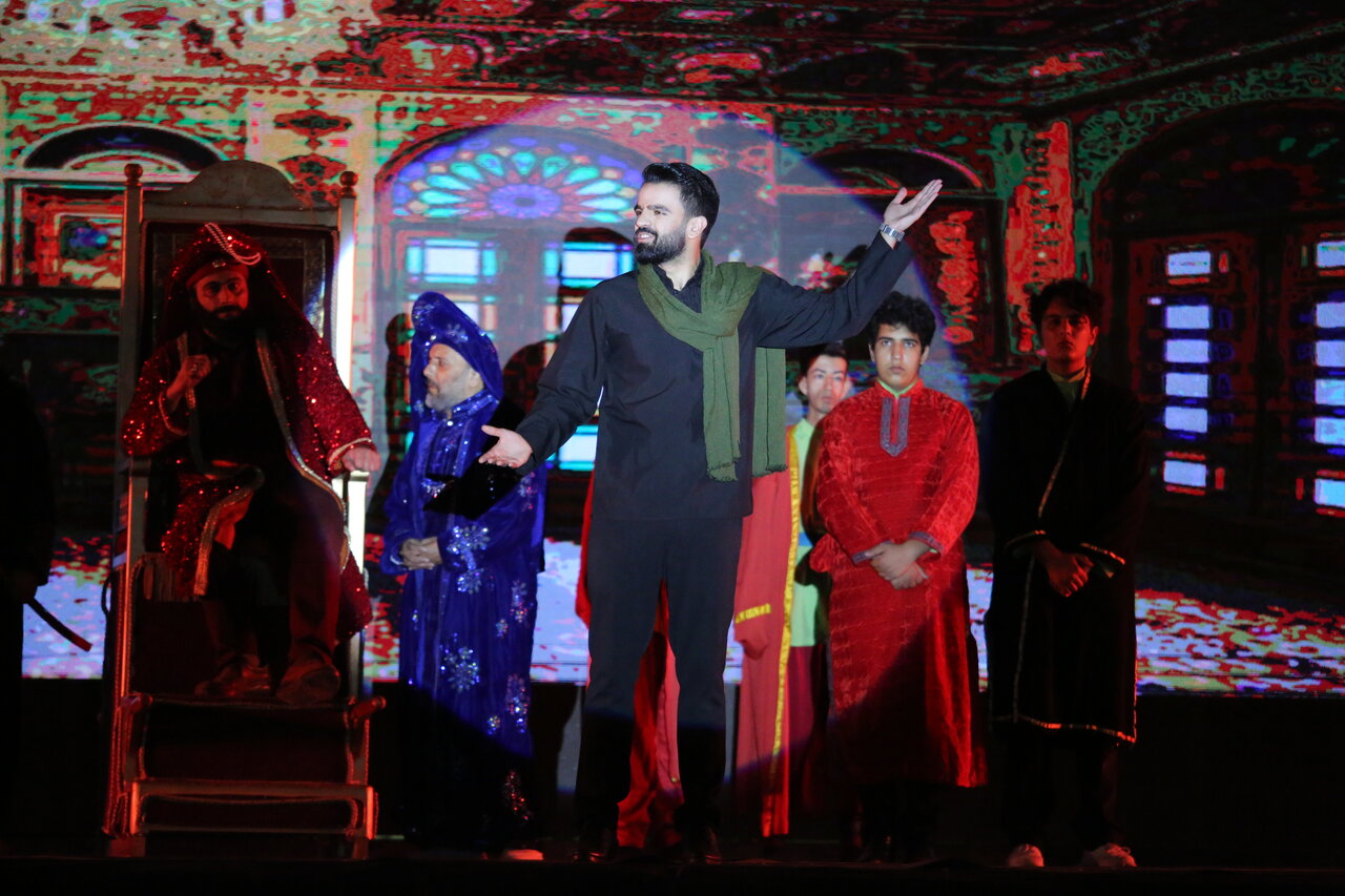 استقبال زائران از اجرای تئاتر در حرم مطهر رضوی