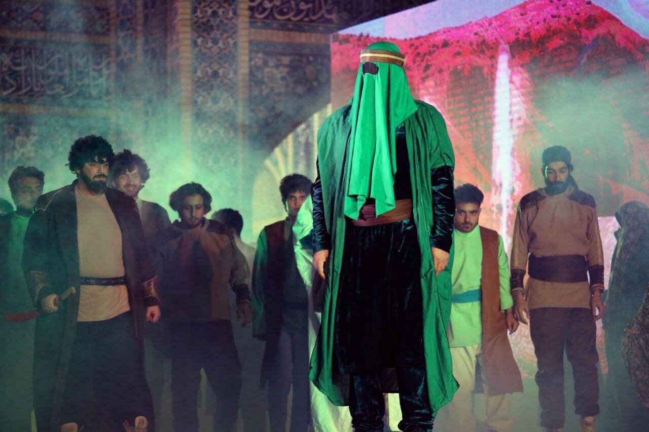 استقبال زائران از اجرای تئاتر در حرم مطهر رضوی