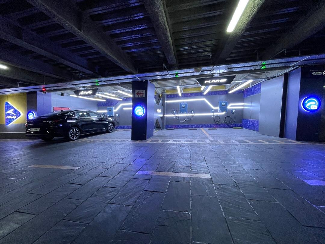 کرمانموتور پیشگام در ایجاد و راهاندازی ایستگاه شارژ خودروهای برقی در مراکز خرید تهران