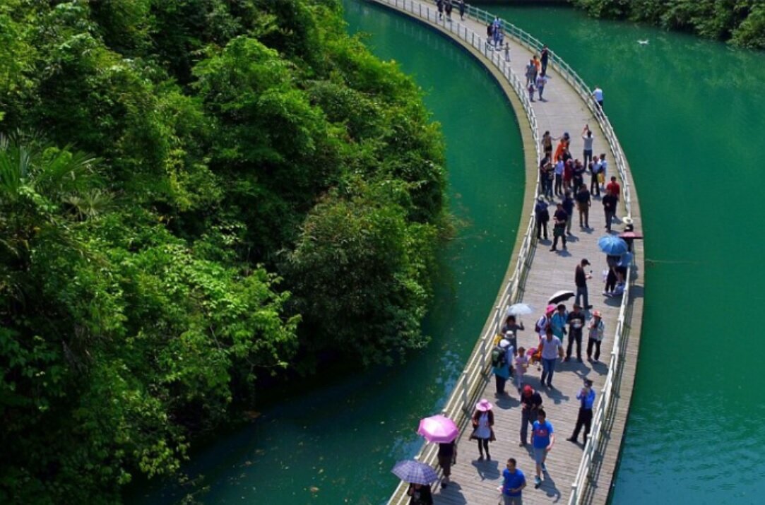 تصاویر| ترسناکترین و جالبترین پل شناور در چین