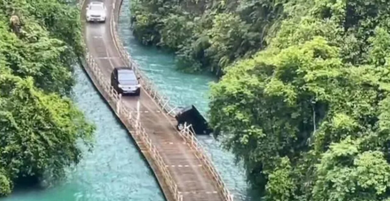 تصاویر| ترسناکترین و جالبترین پل شناور در چین