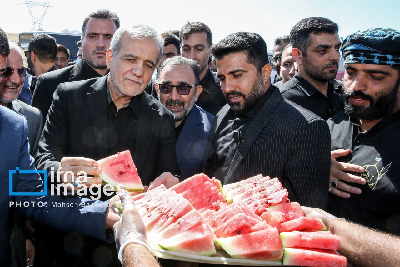 تصویری از هندوانهخوردن رئیس جمهور در جمع زائران امام رضا (ع)