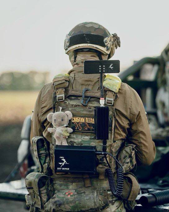 عکس | یادگاری یک سرباز اوکراینی از دخترش در خط مقدم جنگ با روسیه