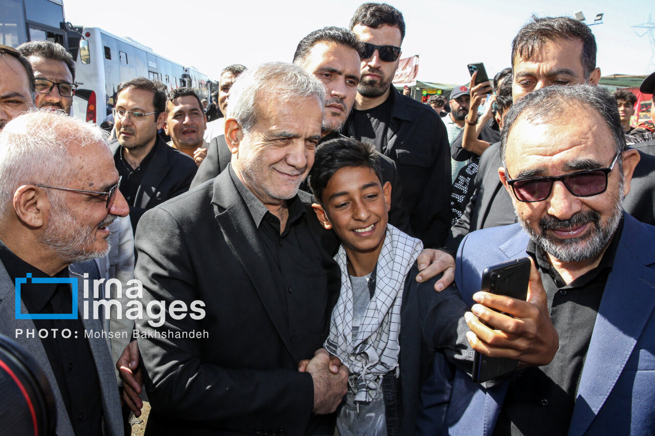 واکنش جالب مردم به دیدار با پزشکیان / بازار سلفی داغ شد + عکسها