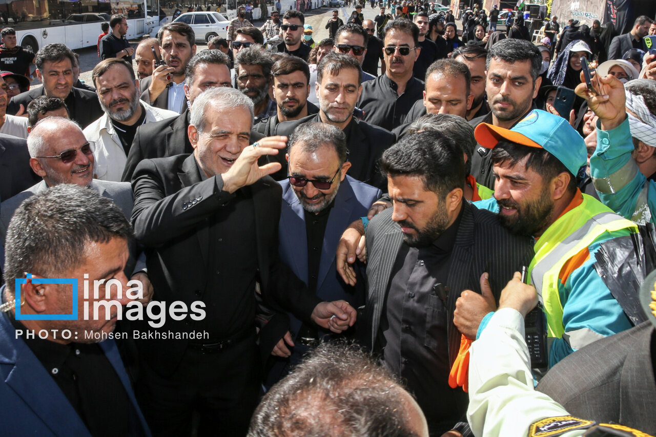 واکنش جالب مردم به دیدار با پزشکیان / بازار سلفی داغ شد + عکسها