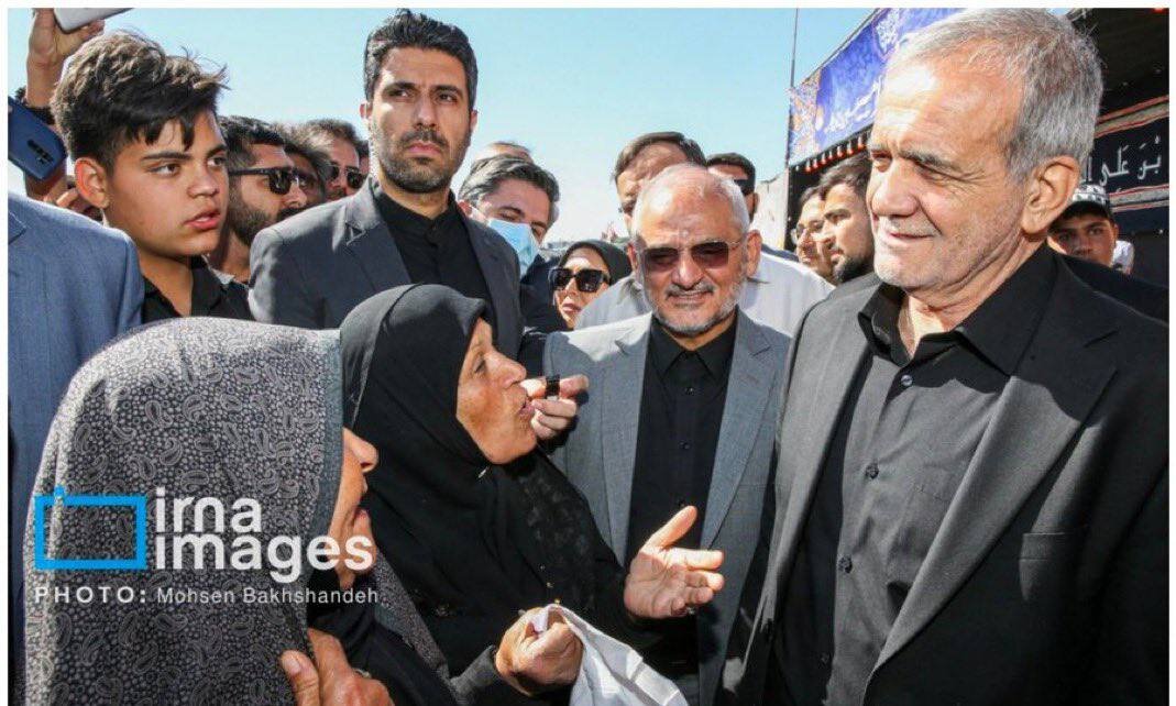 ادعای جدید سایبریها علیه پزشکیان با انتشار یک عکس قدیمی/ چه کسی همراه رئیس جمهوری به مشهد رفت؟