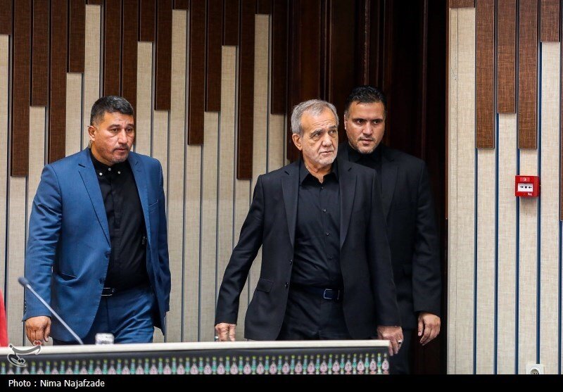 ادعای جدید سایبریها علیه پزشکیان با انتشار یک عکس قدیمی/ چه کسی همراه رئیس جمهوری به مشهد رفت؟