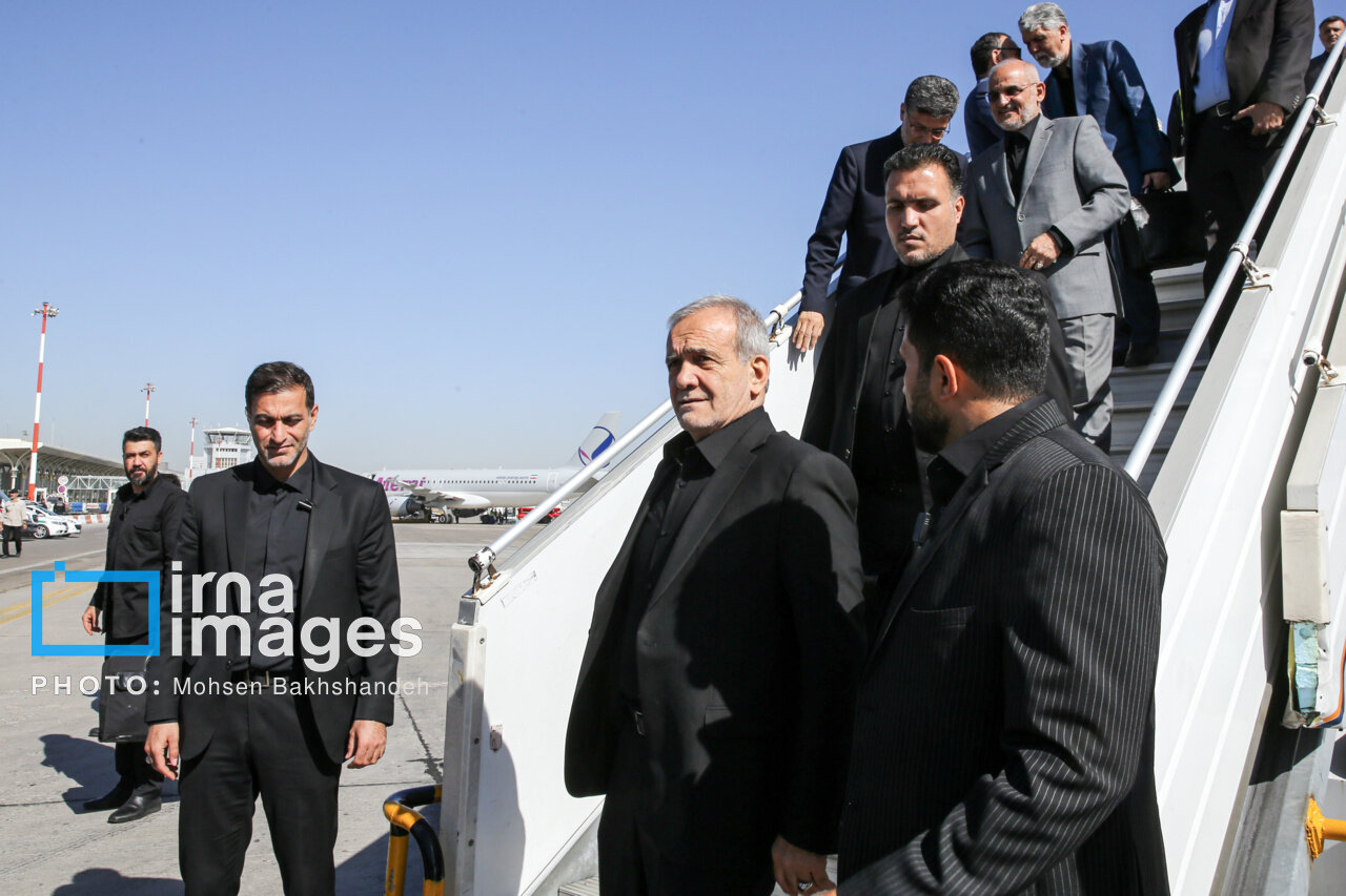 ادعای جدید سایبریها علیه پزشکیان با انتشار یک عکس قدیمی/ چه کسی همراه رئیس جمهوری به مشهد رفت؟