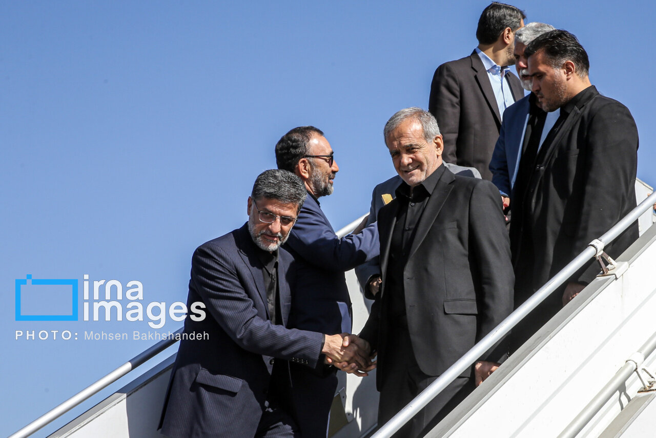 ادعای جدید سایبریها علیه پزشکیان با انتشار یک عکس قدیمی/ چه کسی همراه رئیس جمهوری به مشهد رفت؟