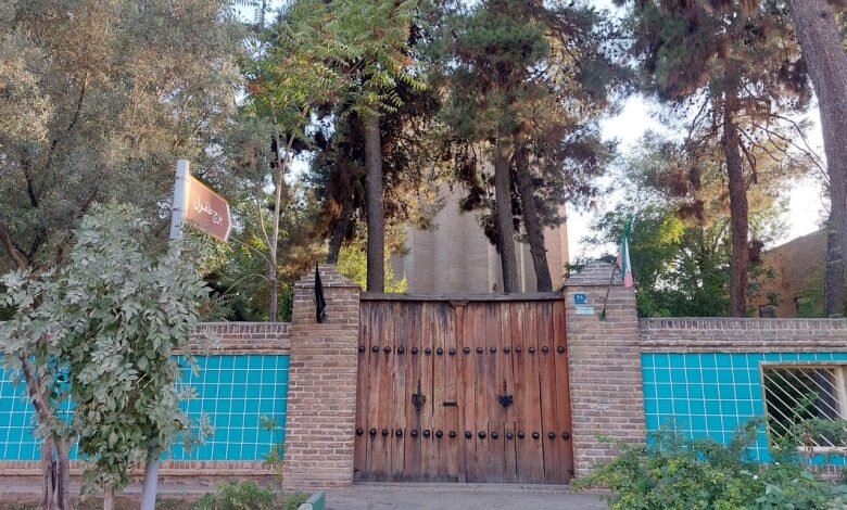 از لاف تهراندوستی تا تخریب اماکن تاریخی/ «رنگکاری دیوار بیرونی برج طغرل بدون اطلاع میراث فرهنگی بود»