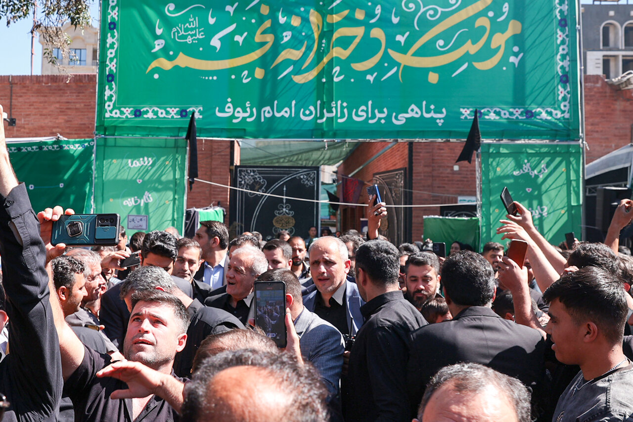 تصاویری از حضور پزشکیان در یک موکب دهه هشتادیها