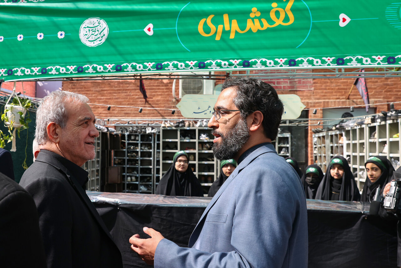 تصاویری از حضور پزشکیان در یک موکب دهه هشتادیها