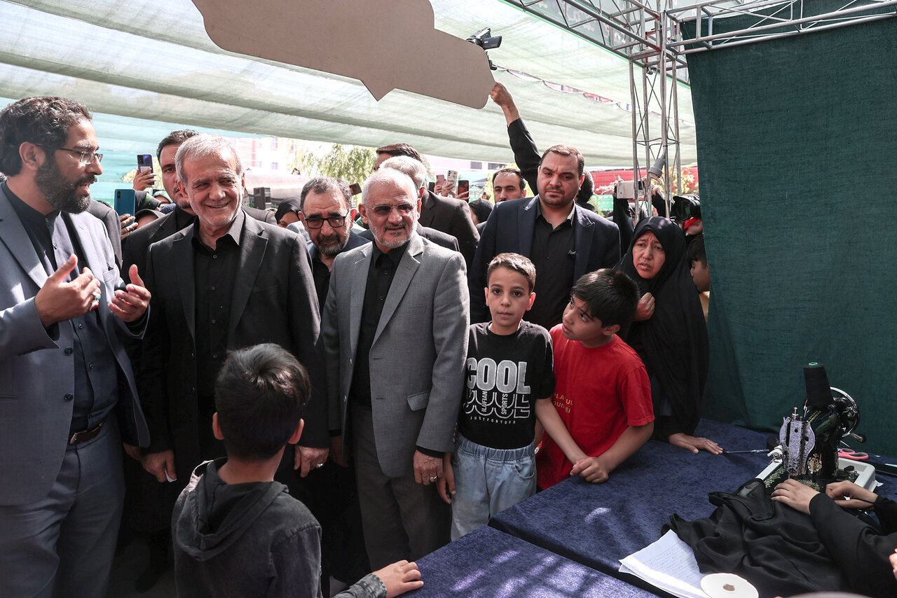 تصاویری از حضور پزشکیان در یک موکب دهه هشتادیها