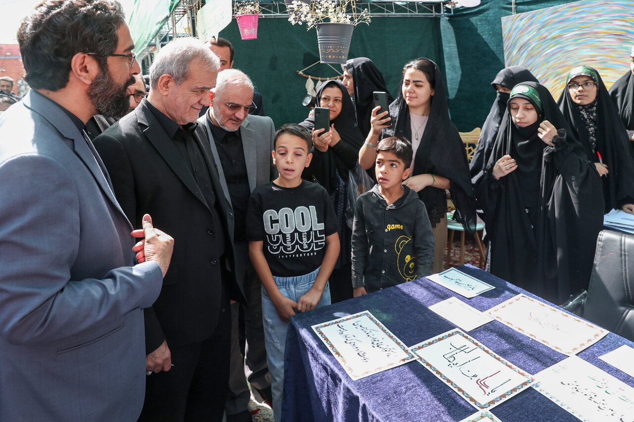 تصاویری از حضور پزشکیان در یک موکب دهه هشتادیها