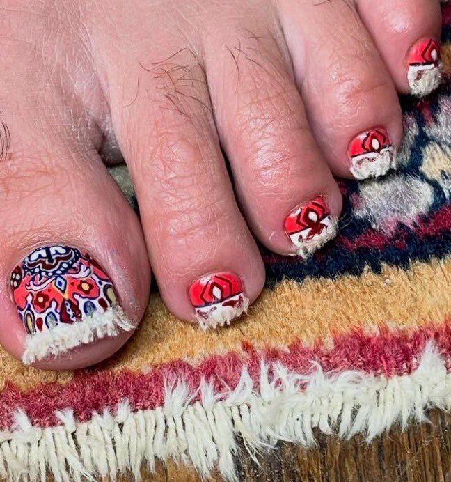 عکس | طراحیهای ناخن نامزد سلنا گومز به سبک فرش دستباف ایرانی!