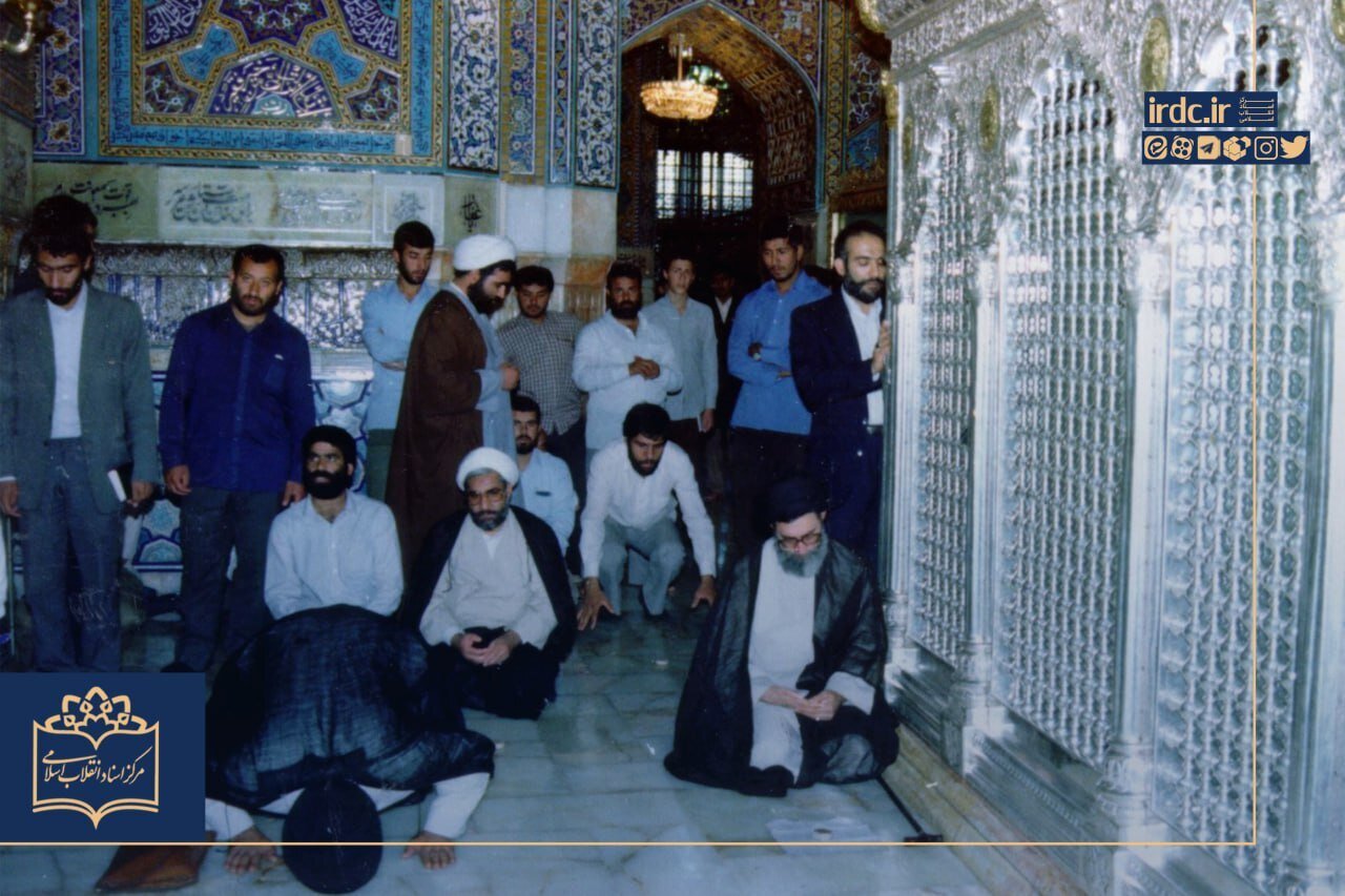 تصاویر کمتر دیده شده از حضور رهبر انقلاب در حرم امام رضا(ع)