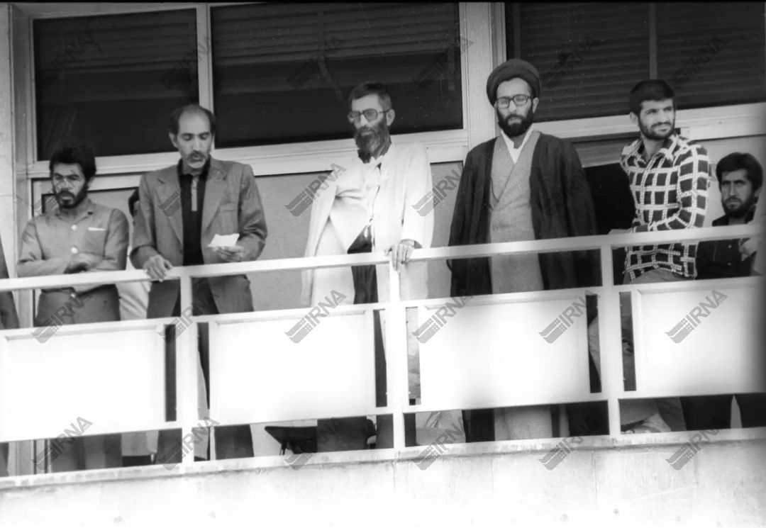 گذر تاریخ / ملاقات جمعی از مردم با آیت الله خامنهای در بیمارستان قلب تهران+عکس