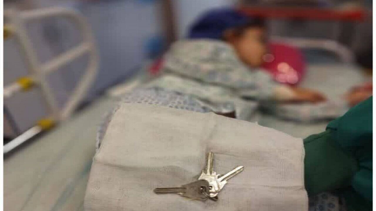 خارج کردن دستهکلید از معده کودک 6 ساله سبزواری / عکس 2