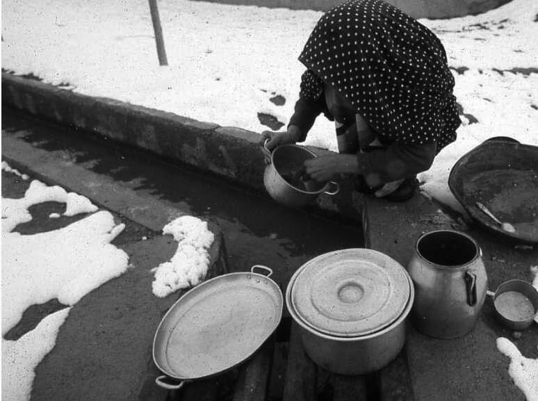 وقتی مردهها را در آب آشامیدنی تهرانیها میشستند/ عکس