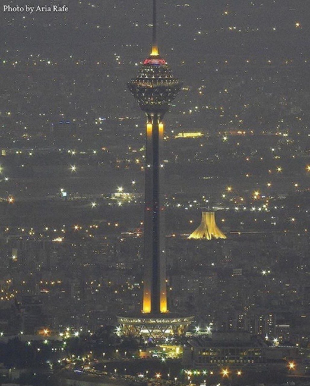 عکس | تصویری بینظیر از دو برج تهران در یک قاب در نمای شب
