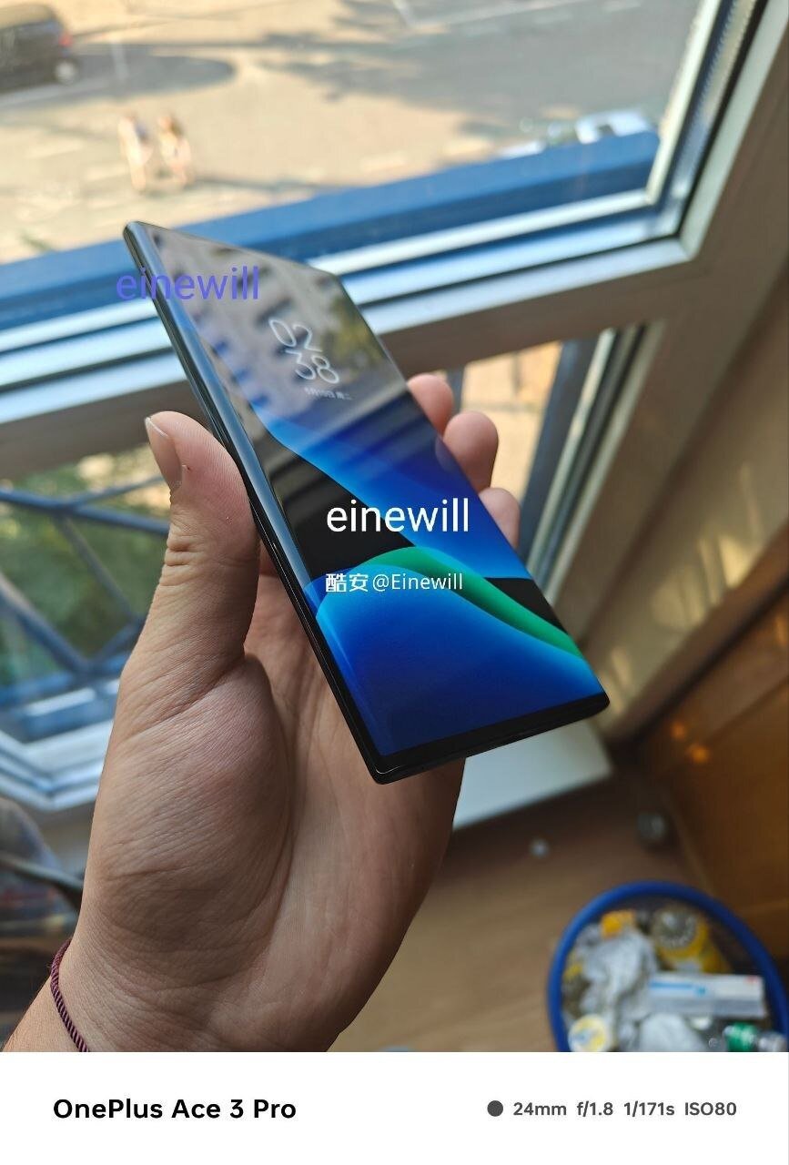 این موبایل هیچ دکمهای ندارد حتی دکمه پاور / عکس