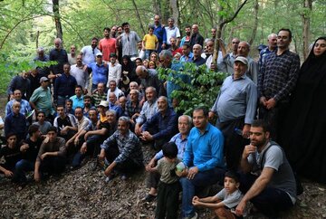 پژوهشگر بین المللی آب و خاک به همراه گردشگران اصفهانی در النگدره گرگان