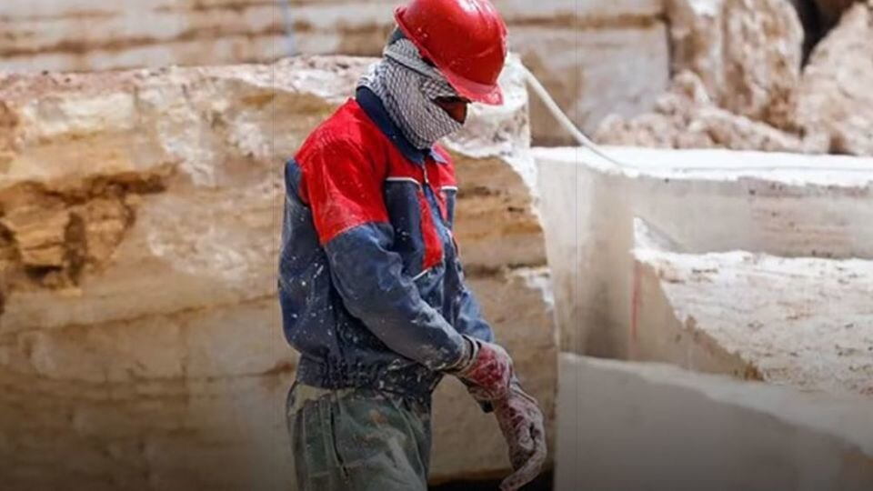 بهجای کارفرمای ایرانی کارگر افغانستانی سرزنش میشود/ کارگری میخواهند که اعتراض نکند