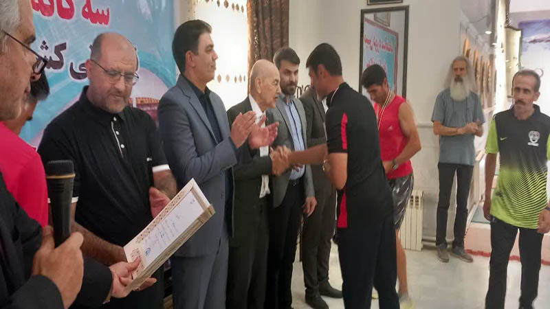استان فارس قهرمان مسابقات ورزشی سه گانه پیشکسوتان کشور شد/درخشش پیشکسوتان استان سمنان