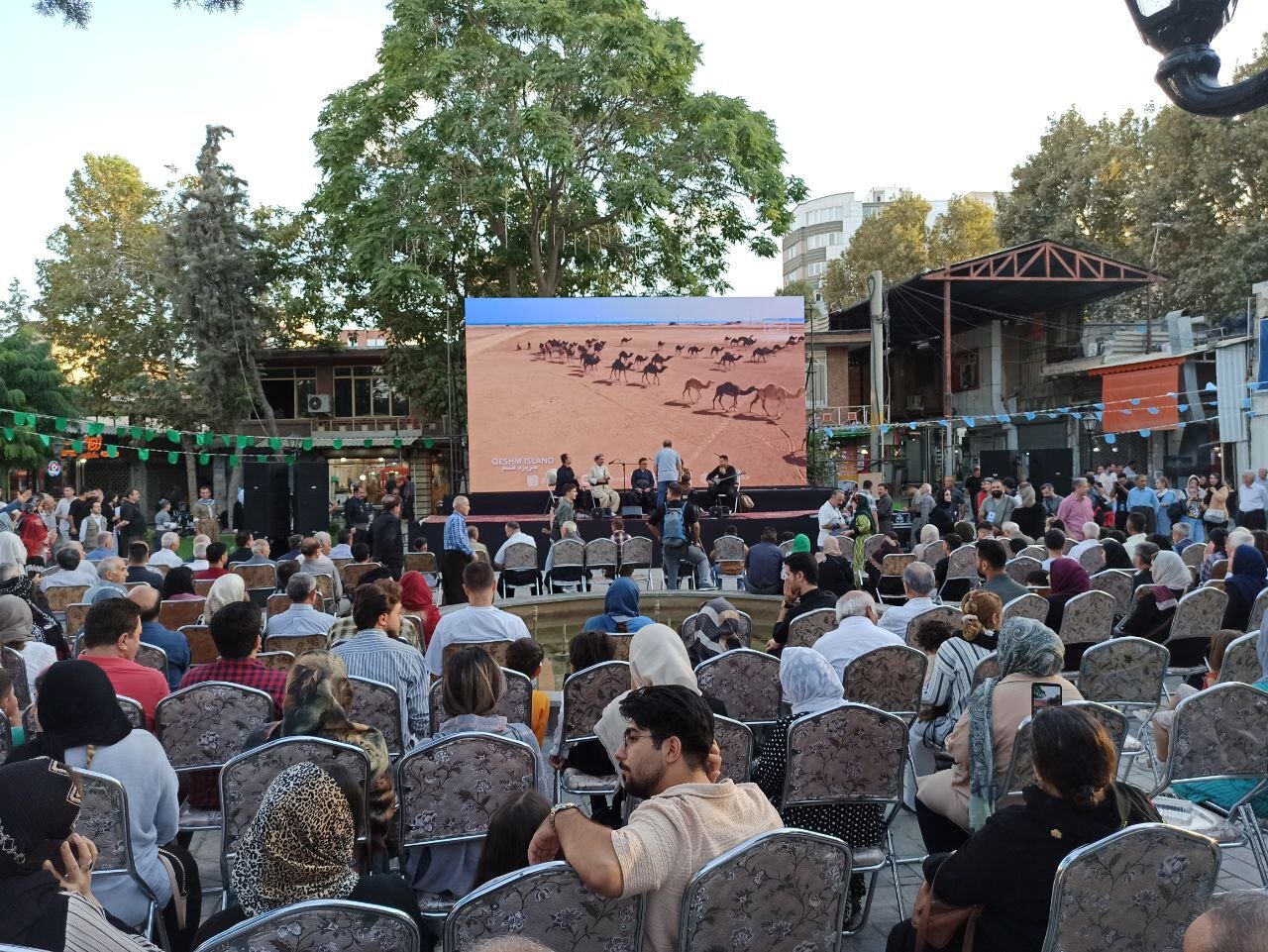 مردم در فضای باز فیلمهای «آسمان» را دیدند