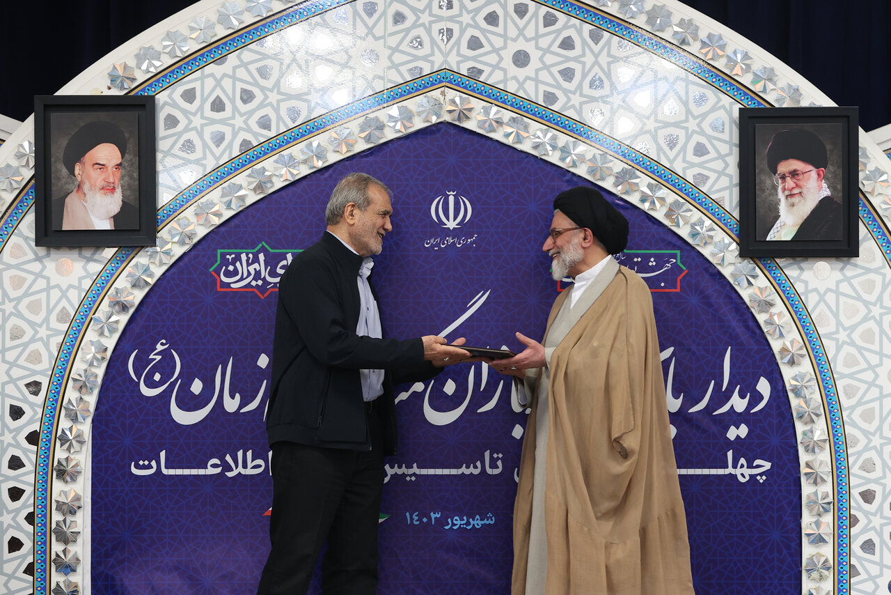 چرا هیچ تصویری از حاضران در جلسه رئیس جمهوری با وزارت اطلاعات منتشر نشد؟ /خوش و بش پزشکیان و خطیب