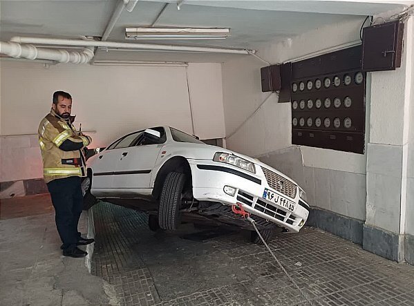 فرو رفتن سمند به کف پارکینگ ساختمان مسکونی / عکس 2