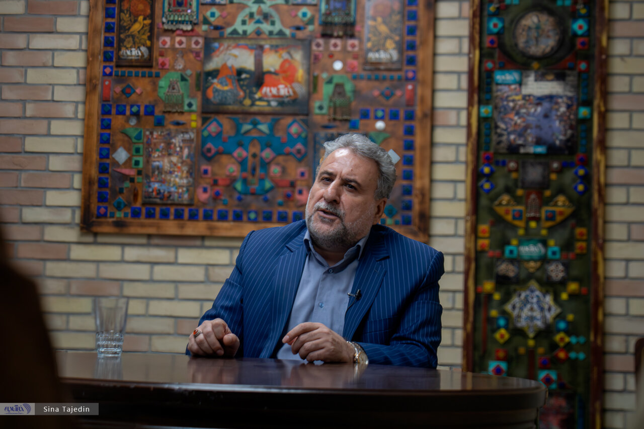 فلاحت پیشه: پوتین روی بی عقلی سیاست خارجی ایران حساب باز کرده /روسها ایران را خاکریز می بینند، دست از تعارفات برداریم