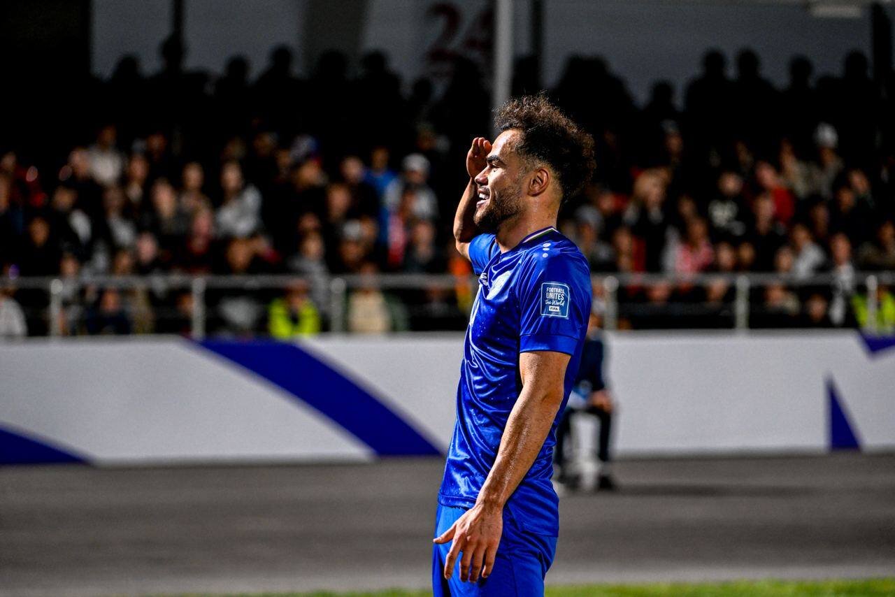 عکس | جادوی ستاره پرسپولیس با لباس آبی؛ محبوب سرخها در آغوش یک استقلالی