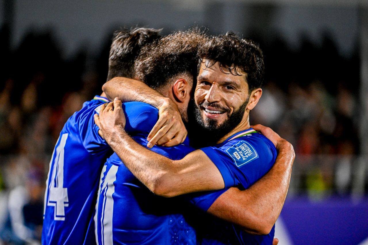 عکس | جادوی ستاره پرسپولیس با لباس آبی؛ محبوب سرخها در آغوش یک استقلالی