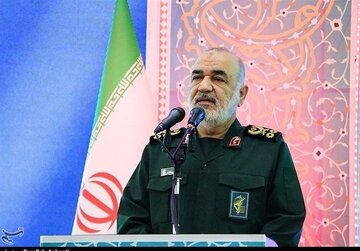 فرمانده کل سپاه: قدرتهای شیطانی قدرت آفرینش یک مگس را ندارند / انقلاب اسلامی جلوهای از قیام نورانی امام زمان است