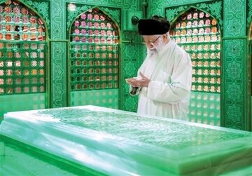 رهبر انقلاب بر سر مزار ابراهیم رئیسی / مضجع مطهر حضرت امام رضا با حضور رهبری غبارروبی شد