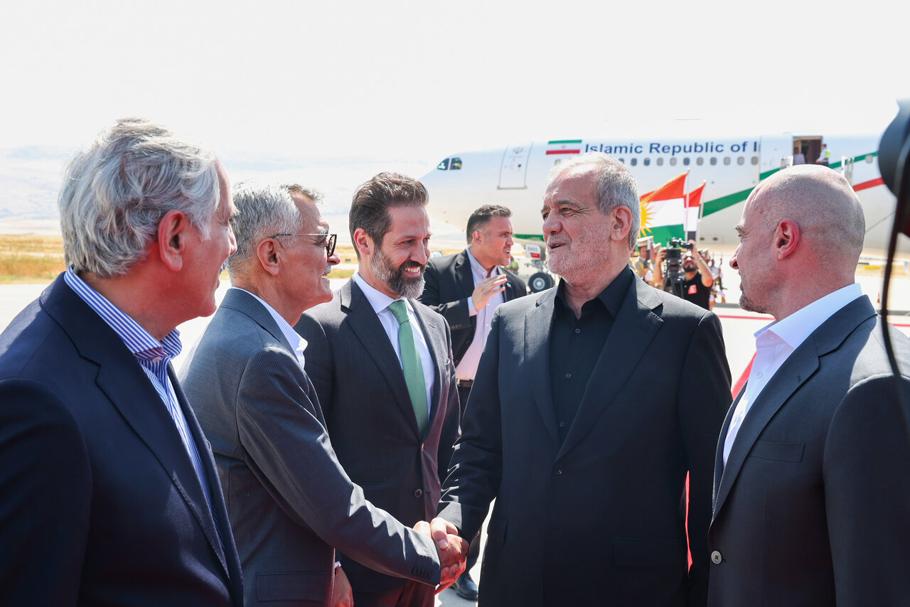 تصاویری از سفر تاریخی پزشکیان به سلیمانیه عراق /ادای احترام رئیسجمهور به مزار «جلال طالبانی»