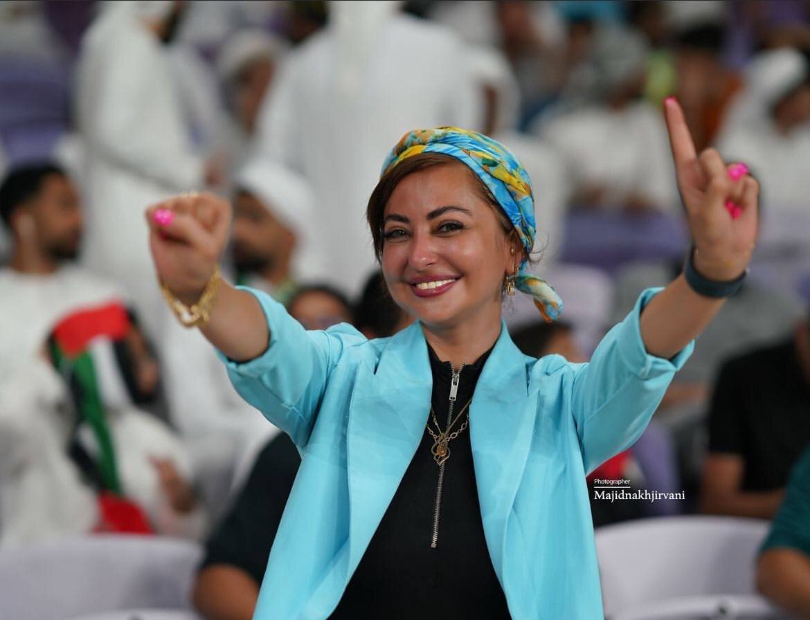 عکس | بازیگر زن ایرانی تماشاگر بازی تیم ملی؛ کریخوانی در خانه اماراتیها